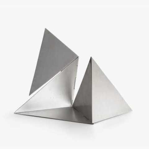 Lygia Clark, Bicho Linear, 1960, stainless steel, 45x35x20cm (variable measures)